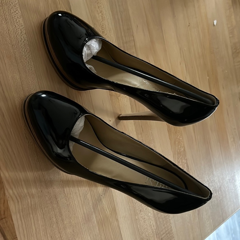 Patten leather black 5” playoff pumps.